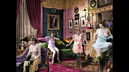 Duas video erotico romântico morenas servem um homem