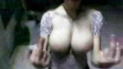 frágil garota de video de sexo romance cabelos escuros dando bunda no homem russo