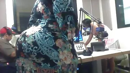 Bagunçado e inundando os sexo romantico com beijo peitos de uma garota com porra