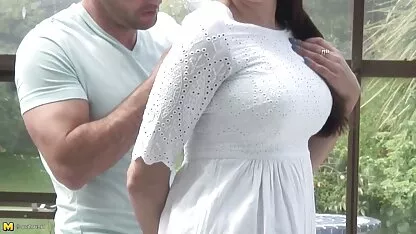 A loira se sentou no chão e porno romântico hd massageou sua vagina