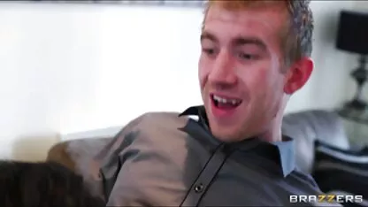 Sexo violento com uma cheerleader que é bonito no vestiário pornografia romântica