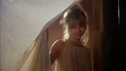 A video erotico romantico menina descansando à beira da piscina