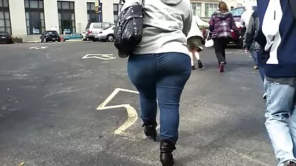 Uma menina asiática video sexo romanticos curvilínea torcido duro em dois arco