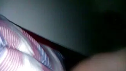 O cavalheiro puxou a video sexo romantico garota na cama na vagina