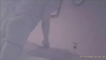 O homem que conserta porn romantica uma massagem para uma mulher com uma continuação no topo da cama do cavalete