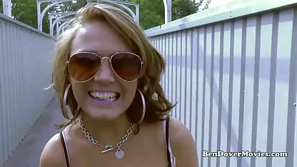 Quadro lacuna de emprego nos pornôromântico olhos do marido careca