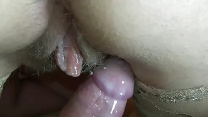 Lasciva cadela em tatuagens servir um boafoda romantico homem pênis