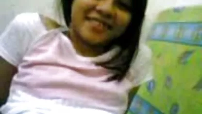 As mulheres chinesas envolvidas na srxo romantico ginástica e acabam com sexo lésbico