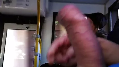 Um oficial público removendo ambos os mamilos videos eróticos romanticos na rua