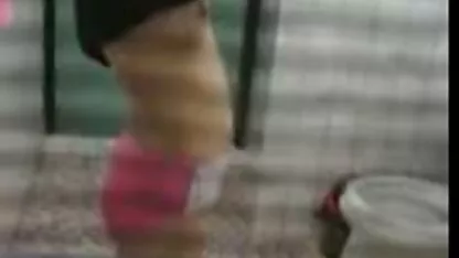 Morena pornô romântico em meias fica fodido bem