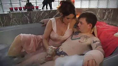 Linda porno tube romantico Asiática dá uma buceta raspada