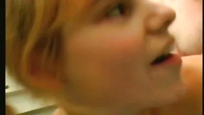 Morena cadela obtendo uma vídeo pornô romântico rígido slap