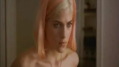 A menina vídeos pornô romântico corajosamente leva um membro do cavalo