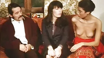 Uma multidão de homens fodendo os dois habitantes do porno sensual e romantico mercado