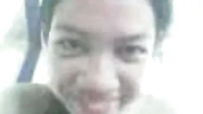 Jovem mulher interrompida pela video de sexo romanticos cozinha