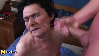 Multidão de caras amarrar uma mulher chinesa em látex anal romantico hd