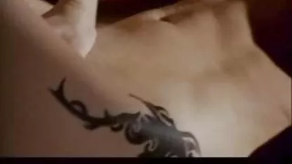 Mulher dá um boquete no video sexo romantico banheiro