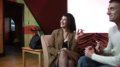 Os alunos liberam o estresse de videospornoromantico ter sexo violento