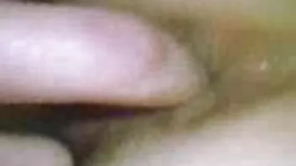 A menina com o belo corpo recebe videos de romance e sexo orgasmos de massagem sexo