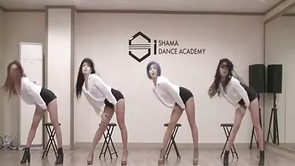 A loira com a sexo romântico para mulheres forma aquosa dada aos negros