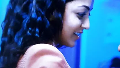 Castanho claro vai para um estranho vídeos pornô romântico em um carro