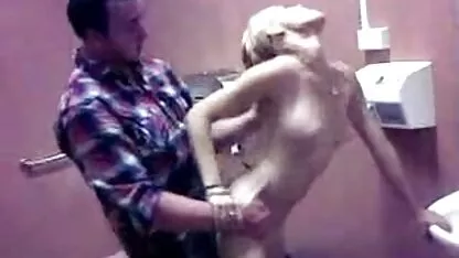 Travesti menina Cavalgando pau videos de sexo gratis romantico no chapéu menina acessível